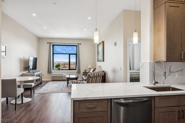 1 Carriage City Plz 1707, Rahway City, NJ 07065