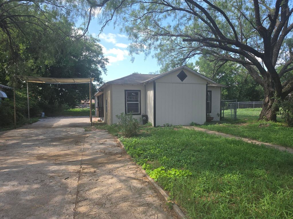Image 1 of property listing at 19 W Avenue O, San Angelo, TX 76903