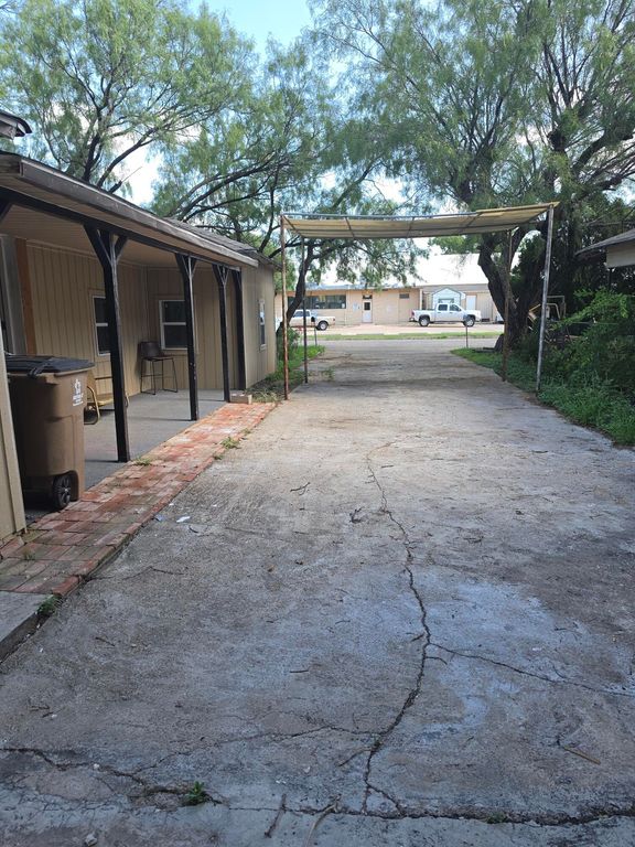 Image 11 of property listing at 19 W Avenue O, San Angelo, TX 76903