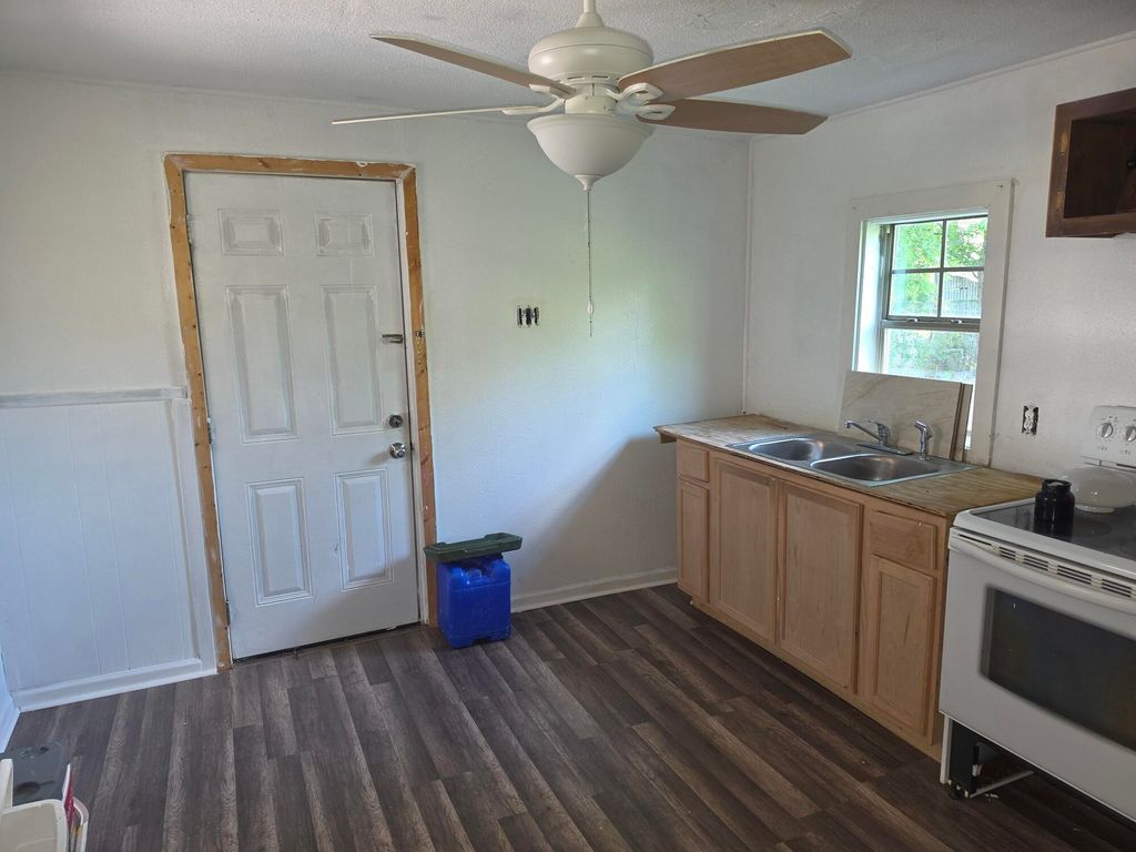 Image 2 of property listing at 19 W Avenue O, San Angelo, TX 76903