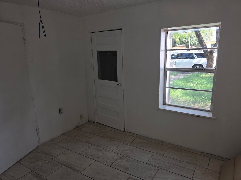 Image 5 of property listing at 19 W Avenue O, San Angelo, TX 76903