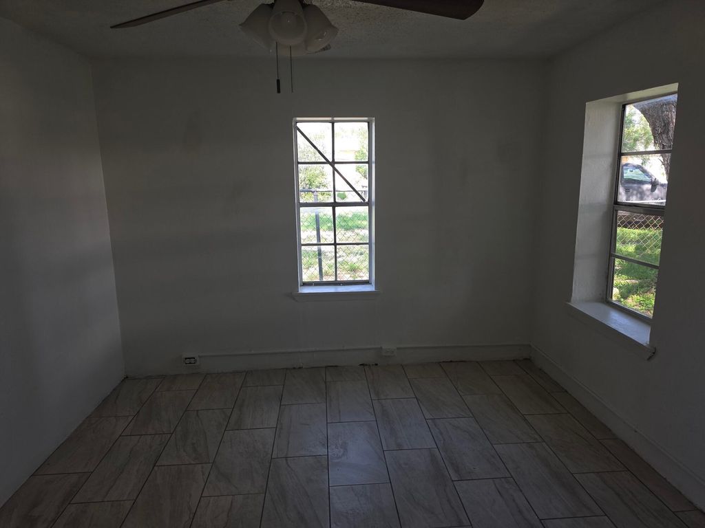 Image 6 of property listing at 19 W Avenue O, San Angelo, TX 76903