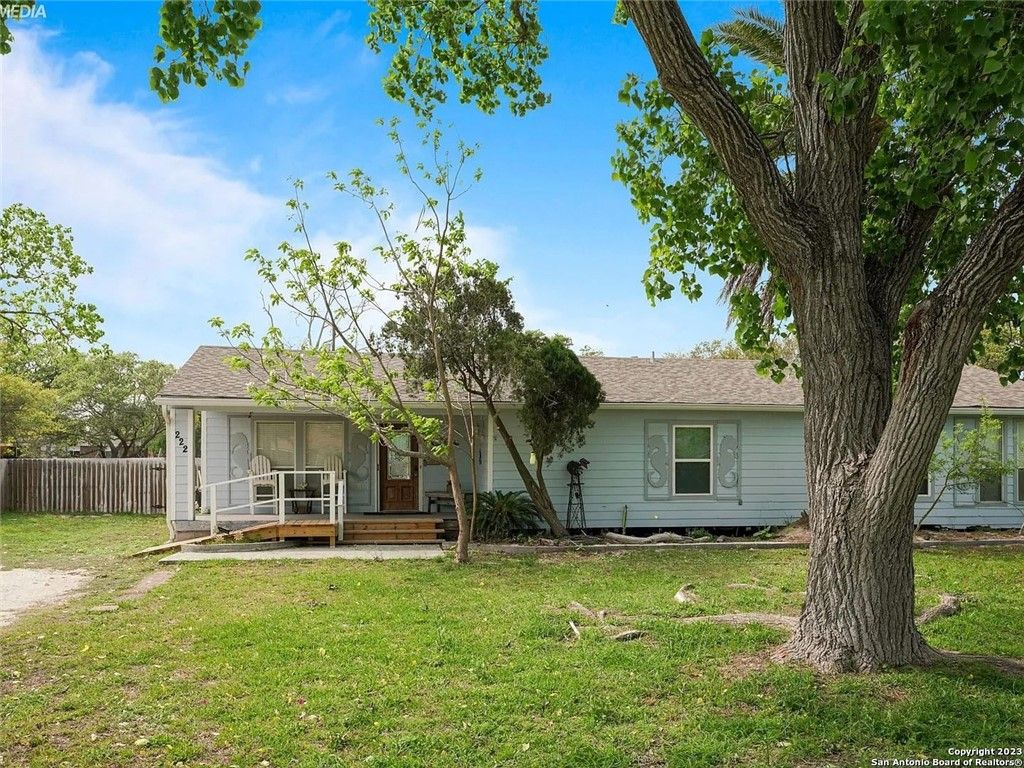 222 S 12th St, Aransas Pass, TX 78336 — exterior