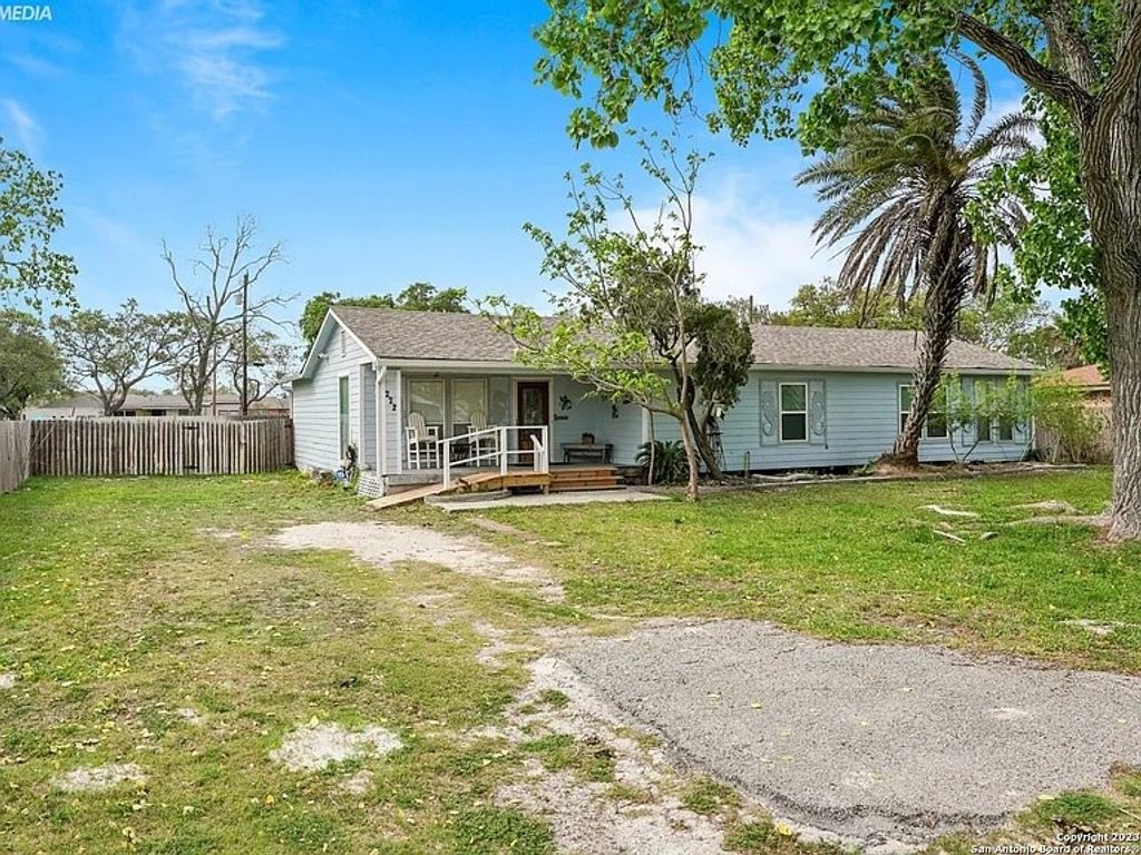 222 S 12th St, Aransas Pass, TX 78336 — photo 2