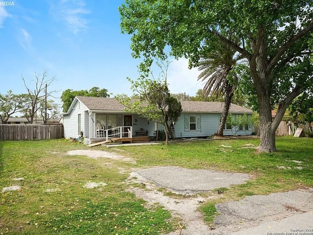 222 S 12th St, Aransas Pass, TX 78336 — photo 3