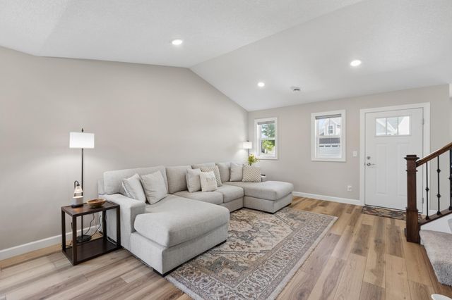 6986 Lancaster Way NE, Albertville, MN 55301