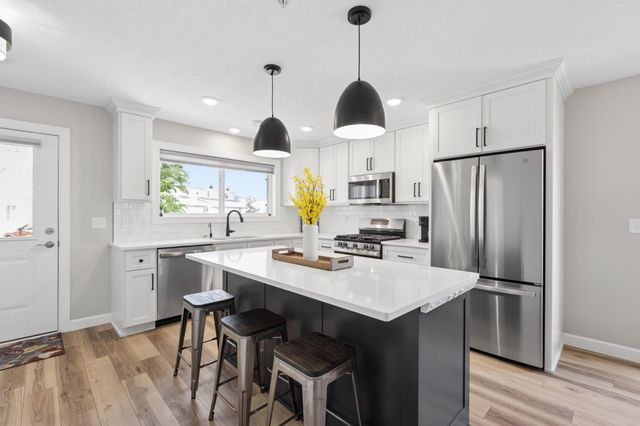 6986 Lancaster Way NE, Albertville, MN 55301