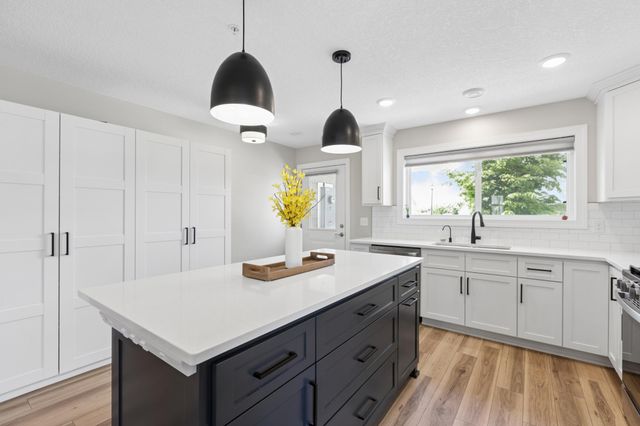 6986 Lancaster Way NE, Albertville, MN 55301