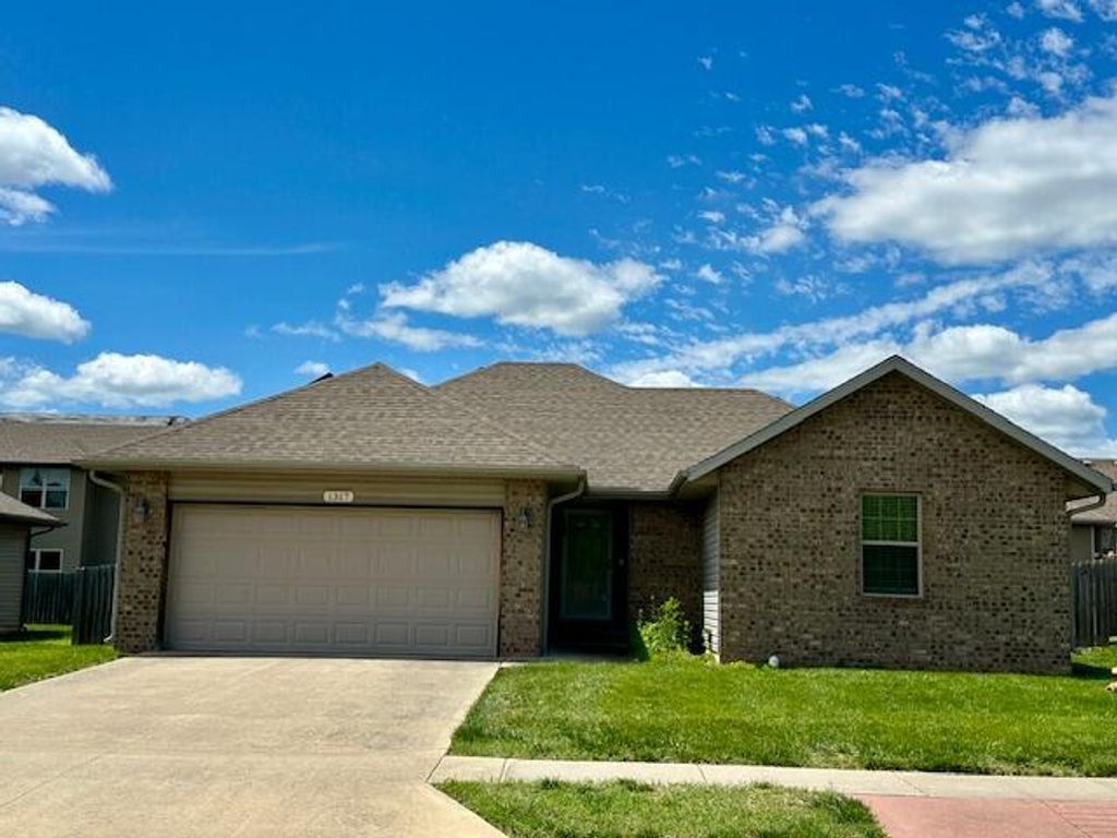 1317 S Venice Avenue, Republic, MO 65738