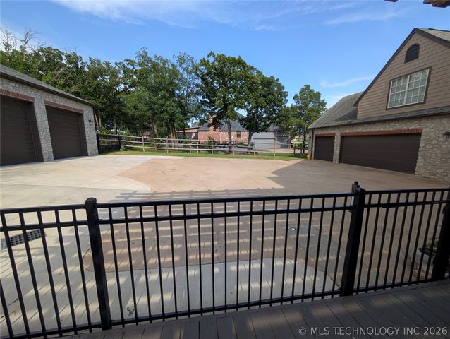 4809 Oak Leaf Drive, Tulsa, OK 74132