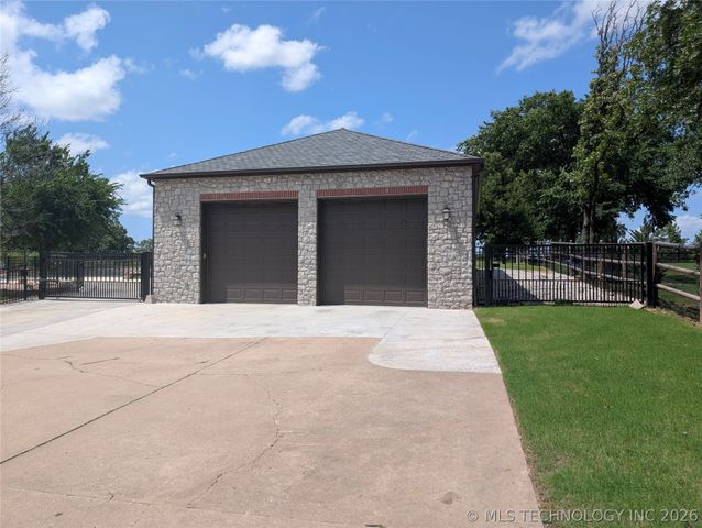 4809 Oak Leaf Drive, Tulsa, OK 74132