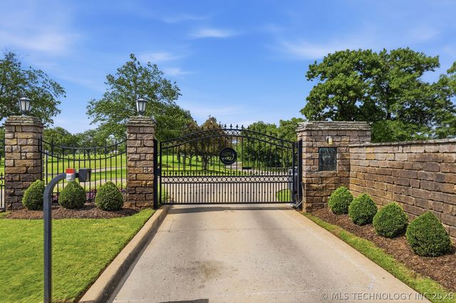 4809 Oak Leaf Drive, Tulsa, OK 74132