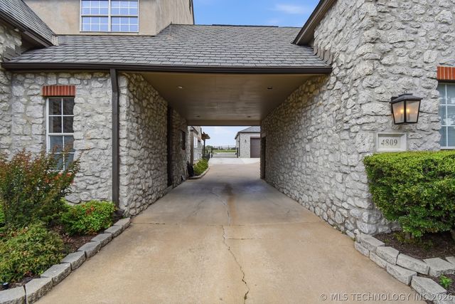 4809 Oak Leaf Drive, Tulsa, OK 74132