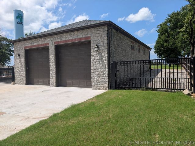 4809 Oak Leaf Drive, Tulsa, OK 74132