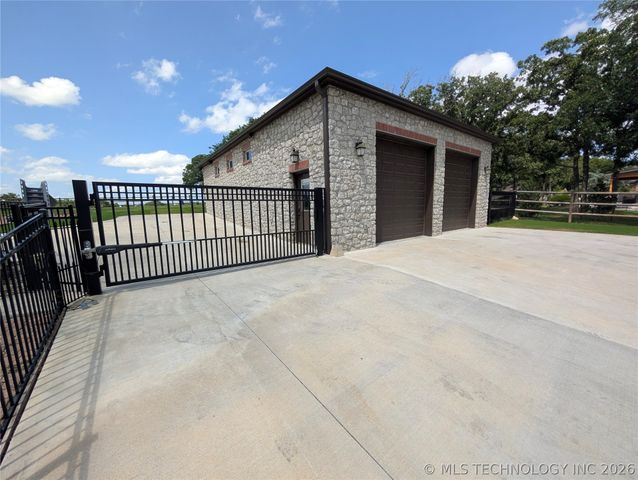 4809 Oak Leaf Drive, Tulsa, OK 74132