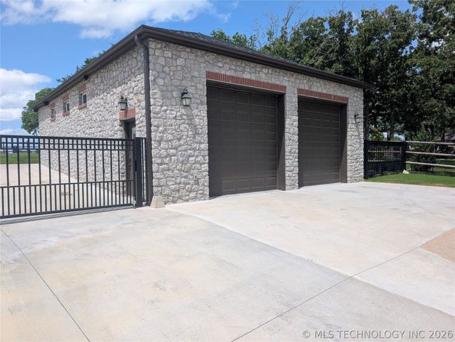 4809 Oak Leaf Drive, Tulsa, OK 74132
