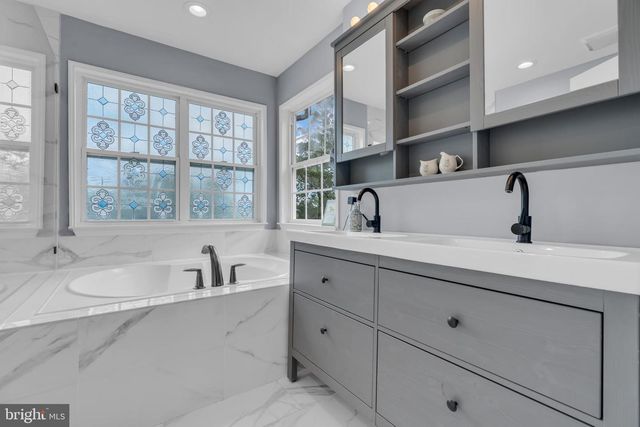 10 BIESIADA CT, Parlin, NJ 08859