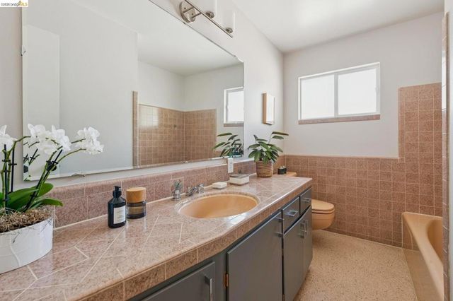 1901 Melvin Rd, Oakland, CA 94602