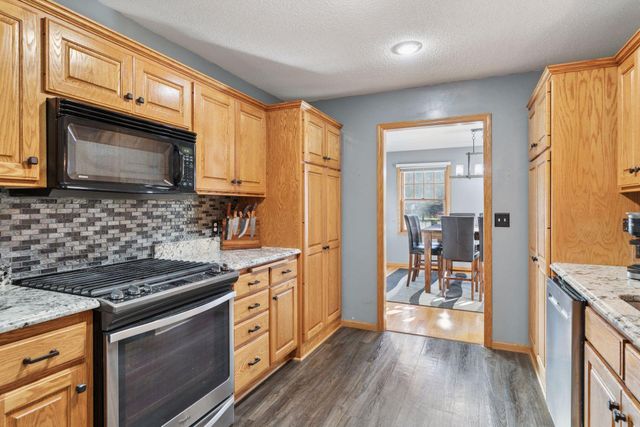 582 Country Oaks Lane, River Falls, WI 54022