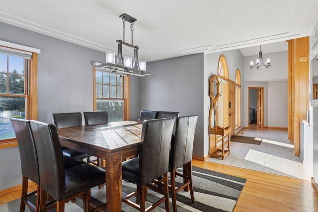 582 Country Oaks Lane, River Falls, WI 54022