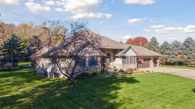582 Country Oaks Lane, River Falls, WI 54022