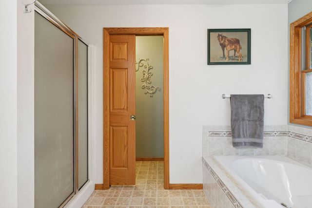 582 Country Oaks Lane, River Falls, WI 54022