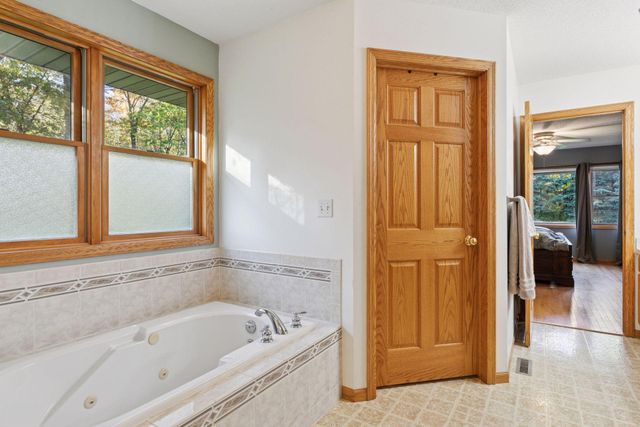 582 Country Oaks Lane, River Falls, WI 54022