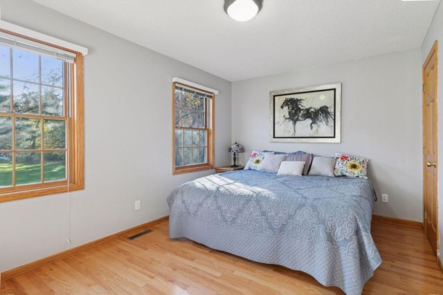 582 Country Oaks Lane, River Falls, WI 54022