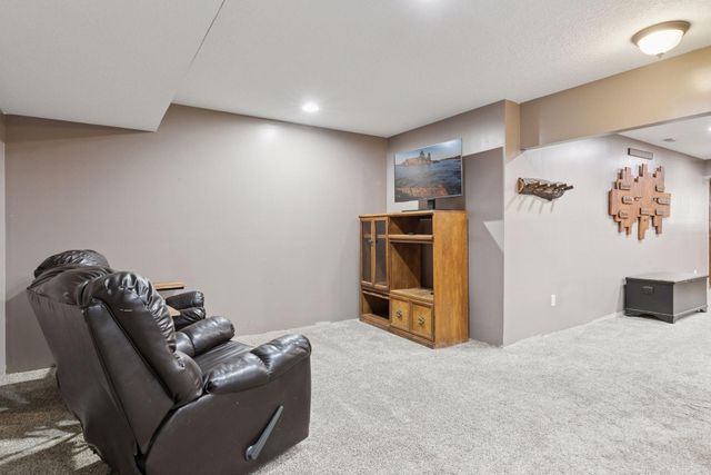 582 Country Oaks Lane, River Falls, WI 54022