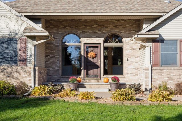 582 Country Oaks Lane, River Falls, WI 54022