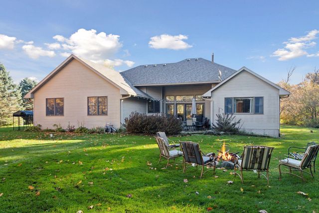 582 Country Oaks Lane, River Falls, WI 54022