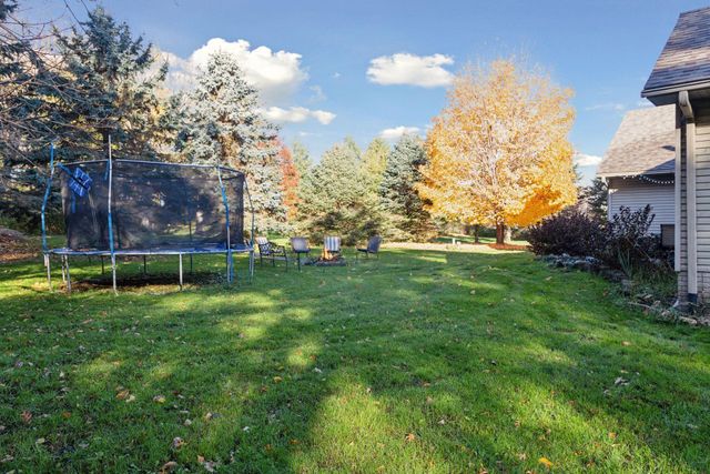 582 Country Oaks Lane, River Falls, WI 54022