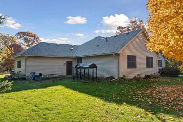 582 Country Oaks Lane, River Falls, WI 54022