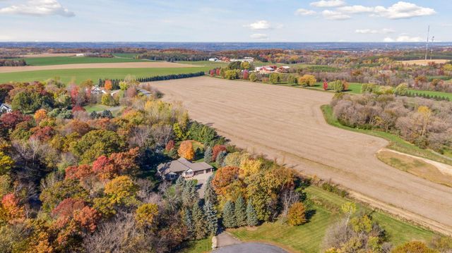 582 Country Oaks Lane, River Falls, WI 54022