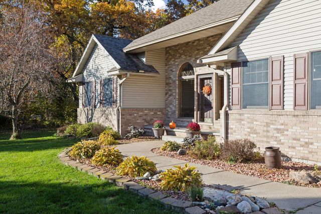 582 Country Oaks Lane, River Falls, WI 54022