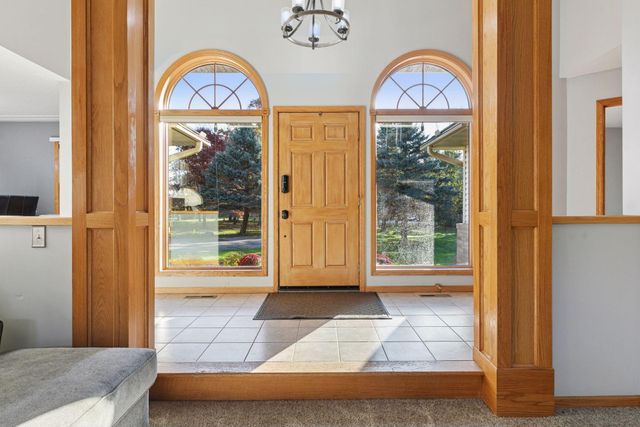 582 Country Oaks Lane, River Falls, WI 54022