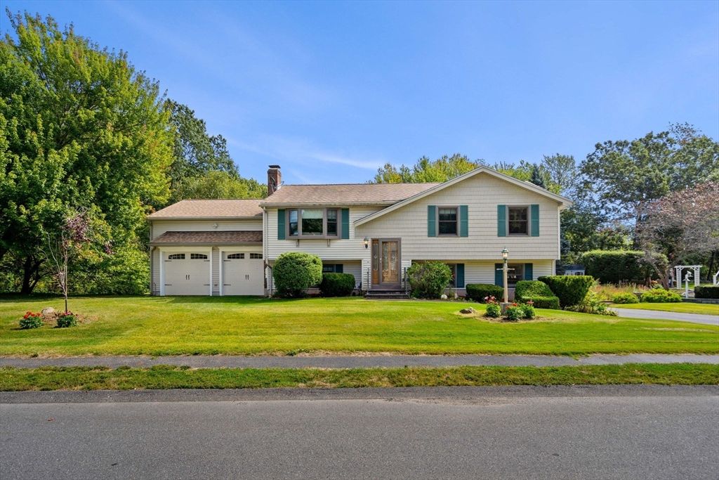 23 Lincolnshire Dr, Haverhill, MA 01835