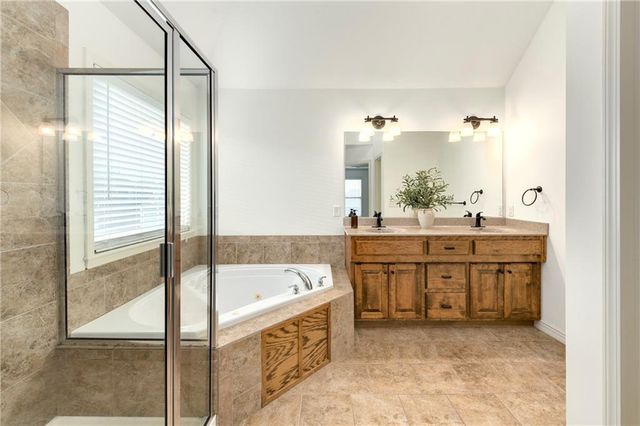 929 SW 33rd Street, Lee's Summit, MO 64082