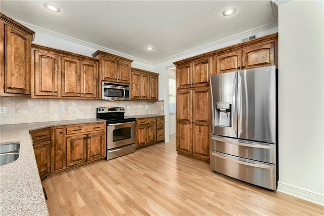 929 SW 33rd Street, Lee's Summit, MO 64082