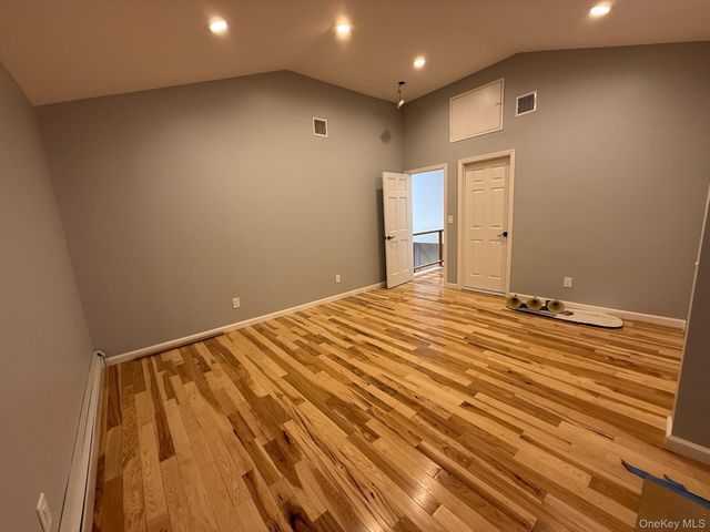 186 E Pennywood Avenue, Roosevelt, NY 11575