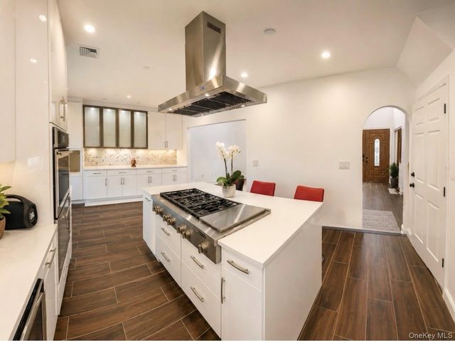 186 E Pennywood Avenue, Roosevelt, NY 11575