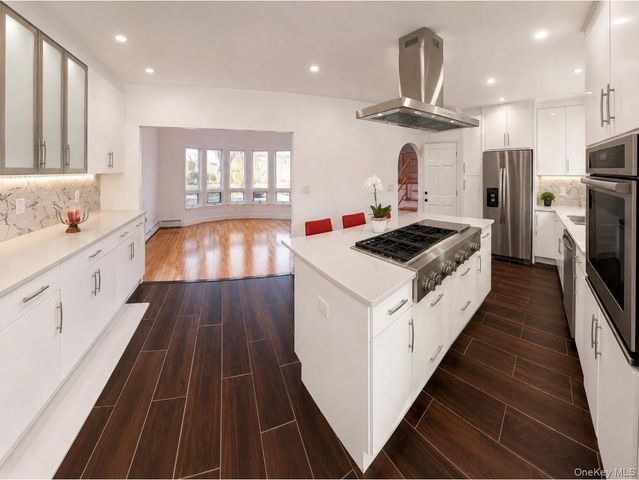 186 E Pennywood Avenue, Roosevelt, NY 11575