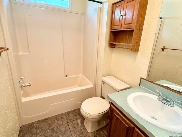 182 Laurel Ridge, Lakehills, TX 78063