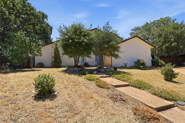 2700 Shadow Wood Court, Arlington, TX 76006