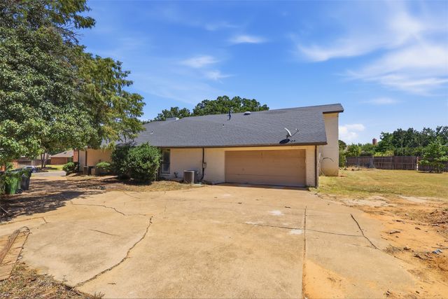 2700 Shadow Wood Court, Arlington, TX 76006