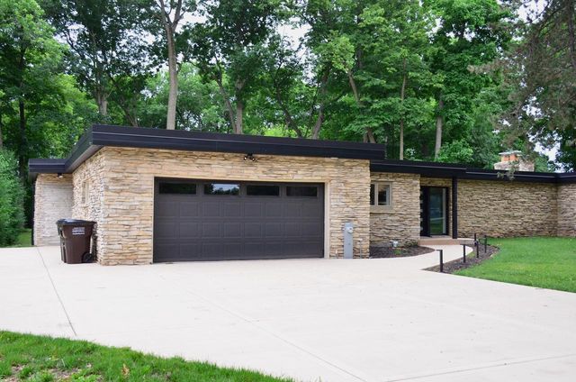 13815 W Robin TRAIL, New Berlin, WI 53151