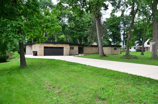 13815 W Robin TRAIL, New Berlin, WI 53151