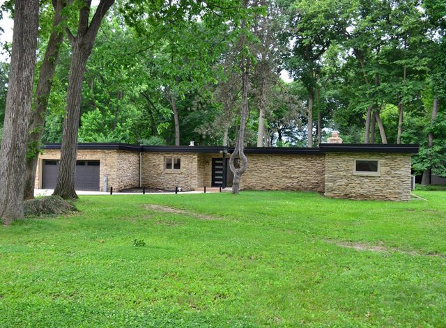 13815 W Robin TRAIL, New Berlin, WI 53151