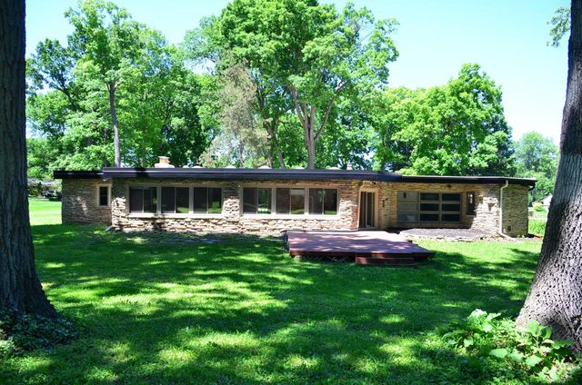 13815 W Robin TRAIL, New Berlin, WI 53151