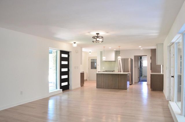 13815 W Robin TRAIL, New Berlin, WI 53151